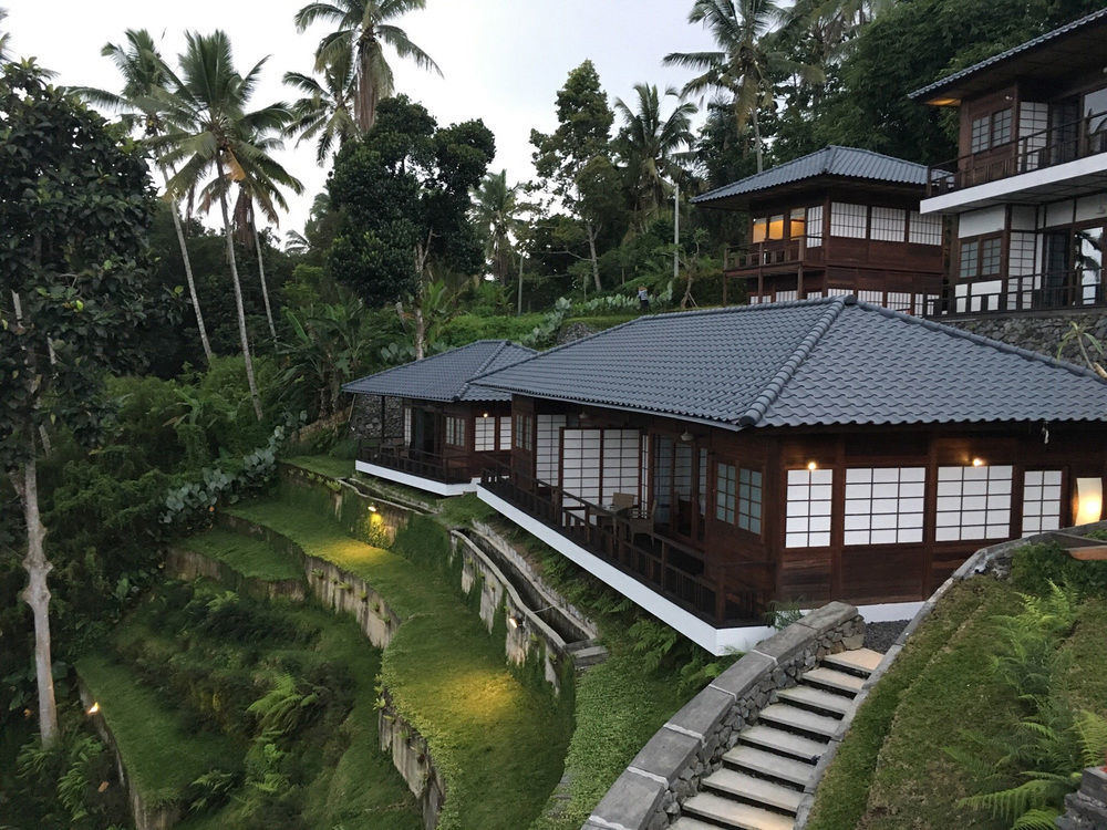 Resort Suarapura & 4*